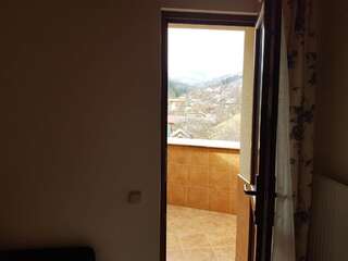 Отель ATAVA family house Яремче Большой двухместный номер с 1 кроватью-7
